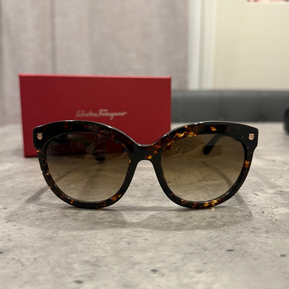 ✨ Salvatore Ferragamo Sunglasses – SFG418 Tortoise/Brown Gradient ✨ NEW! Cat Eye - Picture 11 of 16